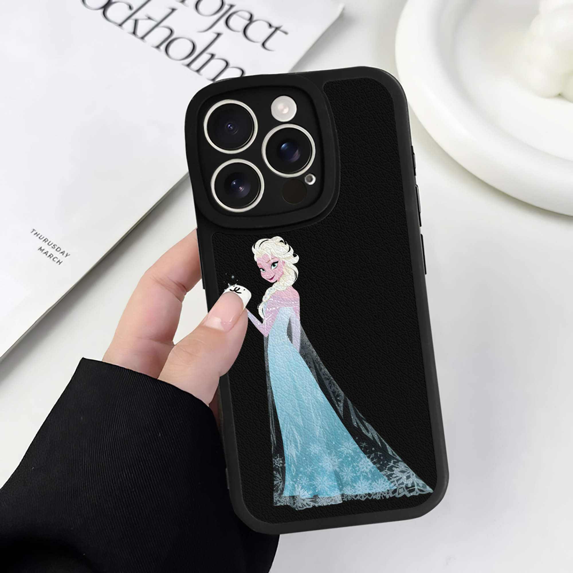 （画像用） アナと雪の女王 アンナ エルサ Frozen Anna Elsa 【iPhone 16シリーズ対応】シリコンスマホケース（レザー調） 材質：シリコン